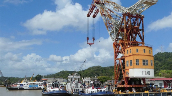 https://www.ajot.com/images/uploads/article/713-panama-canal-crane.jpg