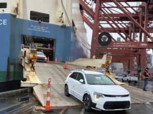 https://www.ajot.com/images/uploads/article/771-wwl-car-unloading.jpg