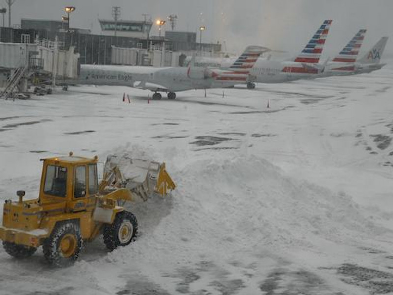 New York faces slushy mess as storm grounds hundreds of flights