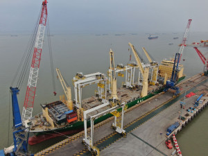 https://www.ajot.com/images/uploads/article/AAL-Newcastle-loading-RTGs-in-Taicang-China.jpg