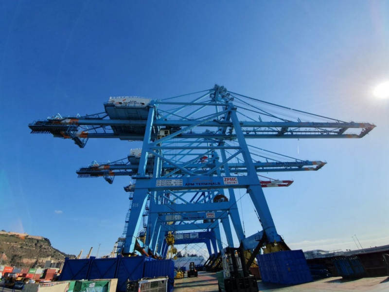 APM Terminals Barcelona receives 2 new Super Post Panamax cranes