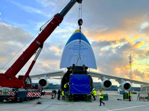 https://www.ajot.com/images/uploads/article/Antonov_Loading-oil-and-gas-equipment-at-SVG.jpg