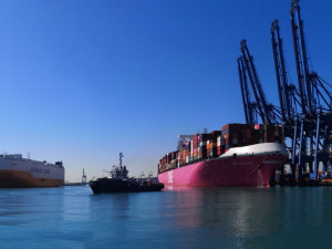 https://www.ajot.com/images/uploads/article/Barco-atracando-Valenciaport.jpg