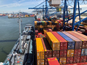 https://www.ajot.com/images/uploads/article/Containerships_Nord_SIMOPS_Rotterdam.jpg