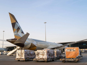 https://www.ajot.com/images/uploads/article/Etihad_Airrways_-_Dreamliner_cargo.jpg