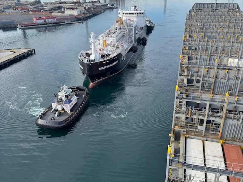 Seaspan Energy celebrates its first ship-to-ship LNG transfer