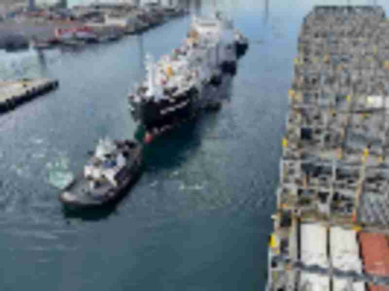 Seaspan Energy celebrates its first ship-to-ship LNG transfer