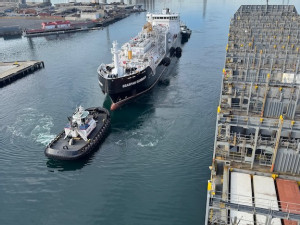 Seaspan Energy celebrates its first ship-to-ship LNG transfer