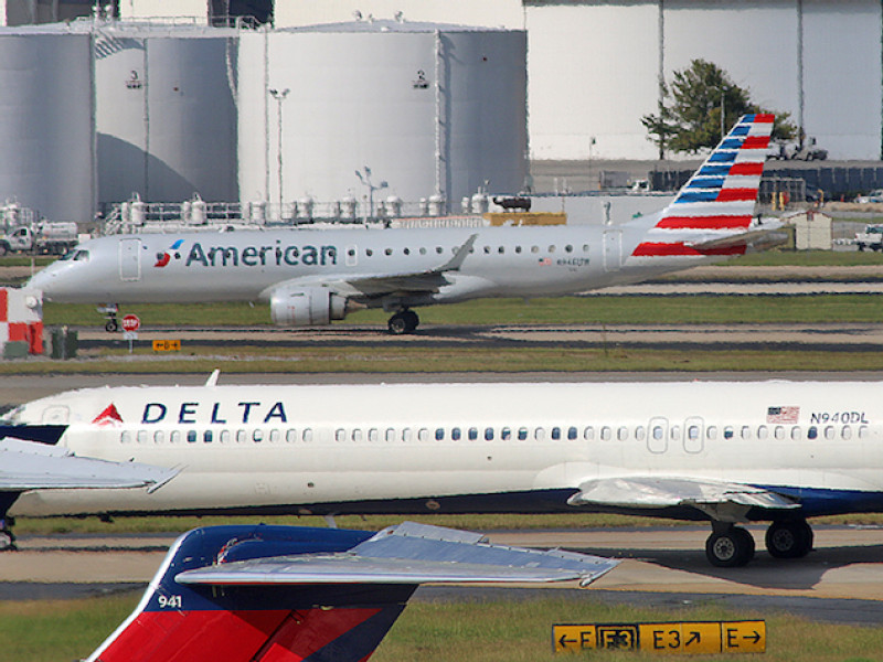 American and Delta halt China flights, widening virus disruption