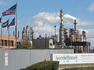 Lyondell to begin closure of Houston refinery this weekend, sources say