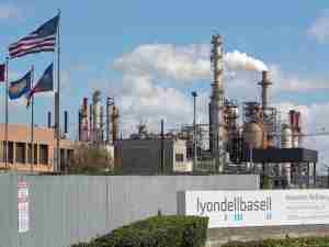 Lyondell to begin closure of Houston refinery this weekend, sources say