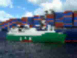 https://www.ajot.com/images/uploads/article/MOL-LNG-Bunkering-Vessel-supplying-containership.jpg