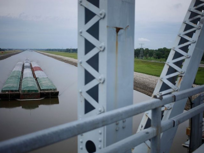 Dwindling Mississippi grounds barges, threatens shipments