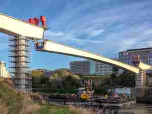 Bridge installation on schedule: the New Wear Footbridge