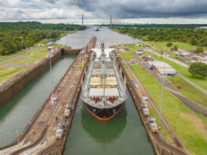 https://www.ajot.com/images/uploads/article/Panama_Canal_bulk_ship_.jpg