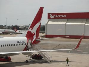 Qantas plane lands safely in Sydney after engine failure