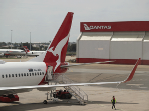 Qantas plane lands safely in Sydney after engine failure