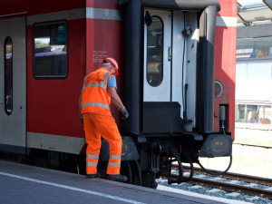 https://www.ajot.com/images/uploads/article/Railroad-worker.jpg