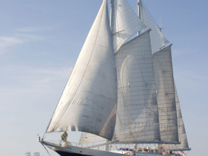 Rotterdam youngsters & seniors embark on tall ship ‘De Eendracht’ to Cabo Verde to celebrate 75 years of friendship