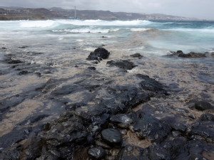 Fuel oil spill shuts several beaches in Spain’s Gran Canaria