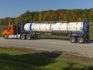 https://www.ajot.com/images/uploads/article/Schneider_Bulk_Intermodal_lng.jpg