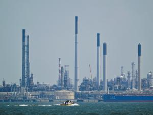 https://www.ajot.com/images/uploads/article/Singapore-Port-Auth.-Shell-and-Oil-leak_.png