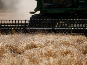 Deere boosts bet on autonomous tractors with new machines