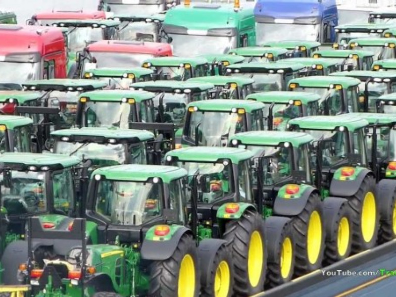 Deere Slumps as Trade War Dims Outlook for Top Tractor Maker