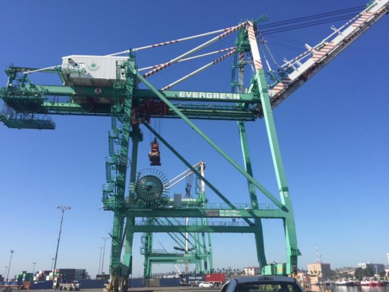 Foss Barge departs to retrieve the Port of Everett’s two container cranes