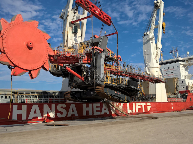 Hansa Heavy Lift transports huge shiploader from Belgium to Angola