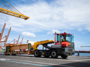 https://www.ajot.com/images/uploads/article/kalmar-heavy-terminal-tractor.jpg