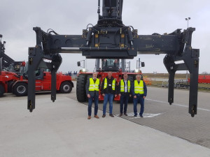 https://www.ajot.com/images/uploads/article/kalmar-reachstacker-amsterdam-group-022019.jpg