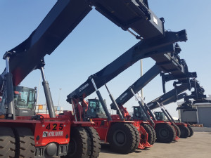 https://www.ajot.com/images/uploads/article/kalmar-stacker-machines-at-ashdod.jpg