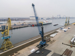 https://www.ajot.com/images/uploads/article/liebherr-and-euroports-germany-inaugurate-LHM-550-port-of-rostock.jpg