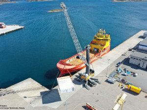 https://www.ajot.com/images/uploads/article/liebherr-lhm-550-mobile-harbour-crane-heavy-lift-karmsund-norway-europe-pr.jpg