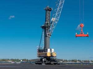 https://www.ajot.com/images/uploads/article/liebherr-lhm-550-mobile-harbour-crane-karmsund-norway-europe.jpg