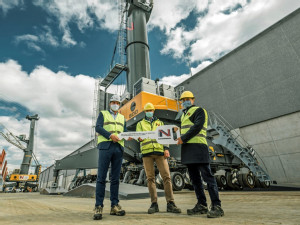 https://www.ajot.com/images/uploads/article/liebherr-lhm-800-mobile-harbour-crane-veemnatie-antwerp-belgium-europe-2.jpg