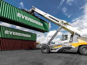 https://www.ajot.com/images/uploads/article/liebherr-lrs-545-reachstacker-container-handling.jpg