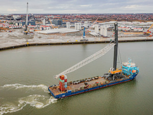 https://www.ajot.com/images/uploads/article/liebherr_lhm800_port_esbjerg_LQ.jpg