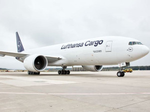 https://www.ajot.com/images/uploads/article/lufthansa-on-tarmac-10212020-600x450.jpg