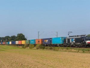 https://www.ajot.com/images/uploads/article/maersk-first-block-train-southern-west-europe-asia-1024x576_v1.jpg