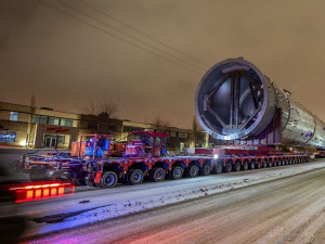 https://www.ajot.com/images/uploads/article/mammoet-800-ton-vessel-alberta.jpg