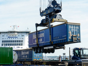 https://www.ajot.com/images/uploads/article/port-of-keil-container-lift.jpg