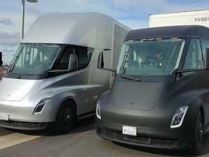 https://www.ajot.com/images/uploads/article/1200px-Tesla_Semi_5.jpg