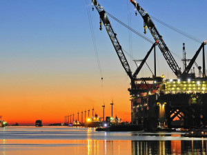 https://www.ajot.com/images/uploads/article/Port-of-Rotterdam-Shore-Power-Oil-Rig-at-Europort.jpg