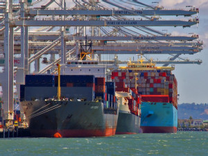 https://www.ajot.com/images/uploads/article/PortofOakland_shipsatport.jpg