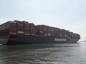 https://www.ajot.com/images/uploads/article/hapag-lloyd-suez-transit-record.jpg