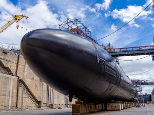 https://www.ajot.com/images/uploads/article/mammoet-submarine-dry-dock-Photo_by_Dave_Amodo_U.S_._Navy_.jpg