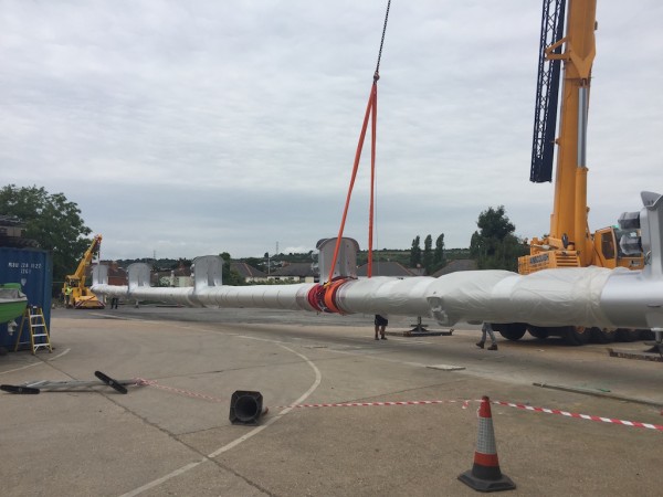 A 150t Liebherr from Ainscough lifts the first mast.