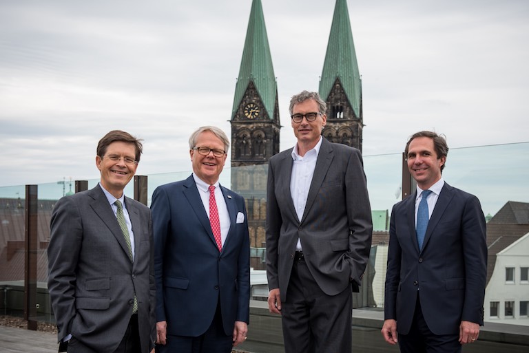 At the signing of the contract in Bremen (from left): Hans-Christian Specht and Eduard Dubbers-Albrecht (both Managing Directors at Ipsen Logistics) with Lothar Thoma (Managing Director Air & Sea at Gebrüder Weiss) and Wolfram Senger-Weiss (Chairman of the Management Board of Gebrüder Weiss). (Source: Ipsen Logistics / Bettina Conradi)